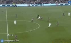 Enlace a El día que Ronaldo utilizó al árbitro para escapar de Puyol
