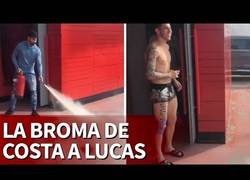 Enlace a La broma de Diego Costa a Lucas Hernández con un extintor de por medio