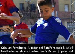Enlace a Un jugador infantil del San Fernando le salva la vida a su rival en pleno partido