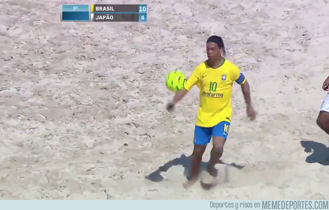1062814 - Ronaldinho recordó al del Barça en esta exhibición de fútbol playa en Brasil