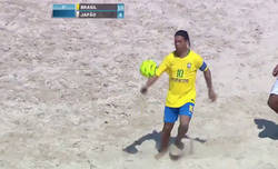 Enlace a Ronaldinho recordó al del Barça en esta exhibición de fútbol playa en Brasil