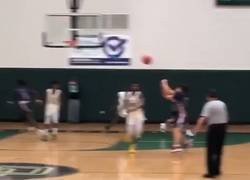 Enlace a Un adolescente se inventa uno de los mates más originales vistos en un partido en 2019