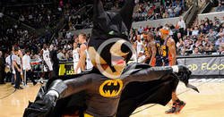 Enlace a La mascota de los Spurs captura un murciélago yendo vestido de Batman