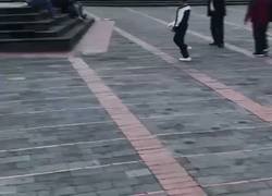 Enlace a Juan Pablo Sorín se encontraba recorriendo la ciudad de Quito, y de pronto se detuvo para jugar con un pequeño fanático. Para él unos minutos, para el niño un recuerdo eterno