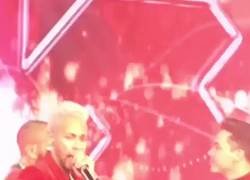 Enlace a Neymar cantando, pero Arthur no pierde el tiempo