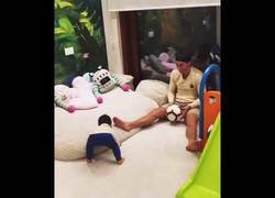 Enlace a Cristiano enseñando a su hijo lo que mejor se le da