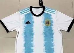 Enlace a Esto opina el ingenio argentino de la nueva posible camiseta de la selección argentina