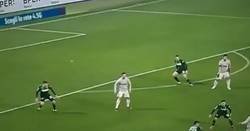 Enlace a El brutal pelotazo de Cristiano Ronaldo a Khedira en la cabeza en pleno partido que está dando la vuelta al mundo