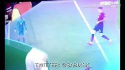 Enlace a Le tiran un cerveza a Di María desde las gradas y hace el amago de tomársela