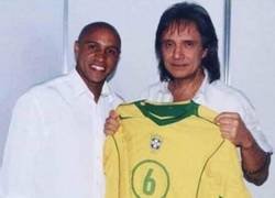 Enlace a Extraña foto de Roberto Carlos conociendo a Roberto Carlos