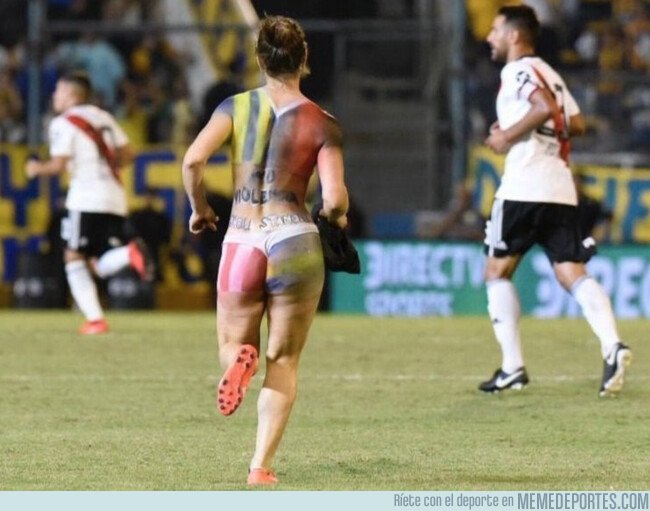 1065079 - Una mujer semidesnuda con un mensaje en la barriga invadió el campo de juego en pleno Rosario Central-River