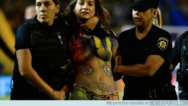 1065079 - Una mujer semidesnuda con un mensaje en la barriga invadió el campo de juego en pleno Rosario Central-River