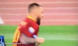 Enlace a Le quieren dar la cinta de capitán a De Rossi, la rechaza y devuelve a Florenzi. Esto es un capitán.