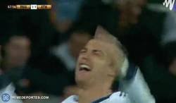Enlace a Cristiano en Turín viendo cómo le pitan penaltis al Madrid a diestra y siniestra