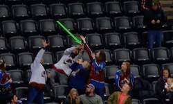 Enlace a Cabreo épico: le roba a su novia la pastilla de hockey y se la da a otra chica