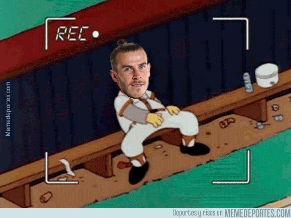 1065745 - Imágenes exclusivas de Bale en el banquillo del Ciutat de Valencia