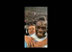 Enlace a Mario Balotelli marca un gol y lo celebra en Instagram