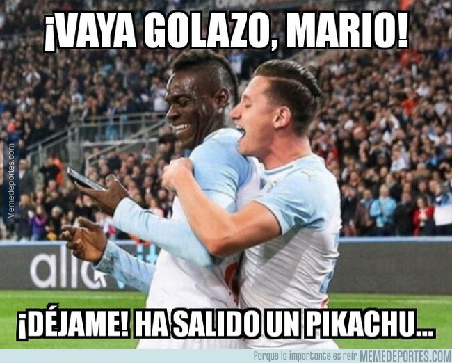 1066531 - La curiosa celebración de Balotelli con smartphone en mano