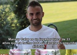 Enlace a El jugador turco que se metió al campo con una cuchilla