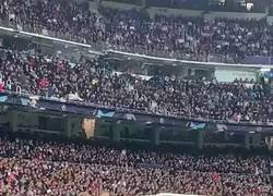 Enlace a El gol del Ajax visto a ras de césped es una locura