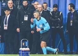 Enlace a La epica cara de Neymar viendo marchar al árbitro después de la decisión del VAR