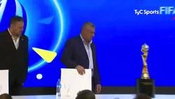 Enlace a El presidente de la federación tocó la copa del mundial femenino sin guantes y casi se la tira. Un capo Tapia.