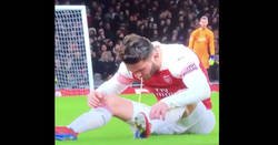 Enlace a Después de recibir una falta de Rashford, Kolasinac pegó una vomitada