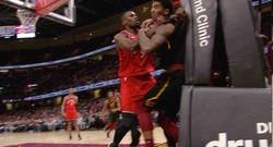 Enlace a Ibaka y Chriss se lían a puñetazos en la pelea más salvaje del año en la NBA