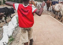 Enlace a El detalle de Özil con este niño que se hizo una camiseta con su nombre