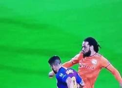 Enlace a Suaréz pisa al defensa y pitan penalti a favor del Barça, todo ok José Luis, siga adelante