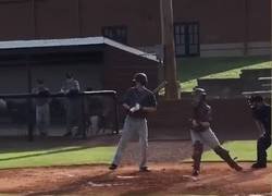 Enlace a Luke Terry es un catcher de 14 años que solo tiene un brazo. Así lanza la bola. #Respect