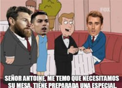 Enlace a Mientras tanto Griezmann queriéndose sentar en la mesa de Messi y CR7