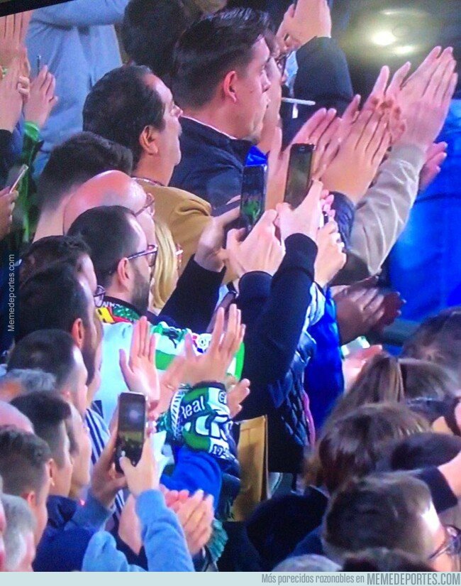 1068659 - Los fans del Betis aplaudiendo la exhibición de Leo Messi