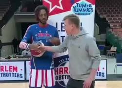 Enlace a La vacilada de un espontáneo a un jugador de los Harlem Globetrotters