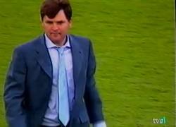 Enlace a 2000. Cuando Alfonso le salvó la vida a un árbitro de un loco que saltó al campo