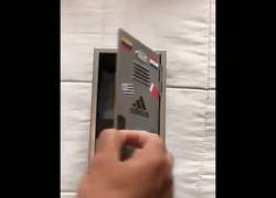 Enlace a Brutal el packaging de esta camiseta argentina