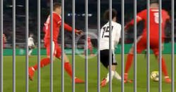 Enlace a La terrible entrada del serbio Pavkov sobre Sané merece cárcel