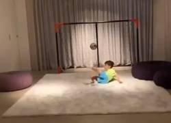 Enlace a El hijo de Suárez pinta a estrella, así es cómo se entrena cuando su padre no está en casa