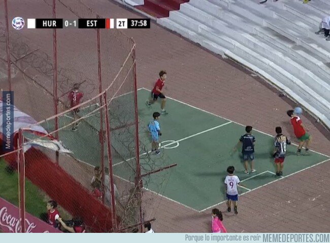 1069109 - Pasión dentro de la pasión. Unos nenes argentinos jugando en el tartán mientras se jugaba un partido de liga