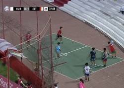 Enlace a Pasión dentro de la pasión. Unos nenes argentinos jugando en el tartán mientras se jugaba un partido de liga