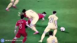 Enlace a GIF: El Portugal-Ucrania nos ha dejado el despeje del año