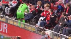 Enlace a El precioso gesto de Dudek en el partido de leyendas entre Liverpool y Milan