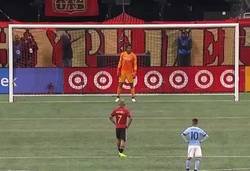 Enlace a El penalti de Josef Martinez contra Argentina no fue el primero que hizo saltando