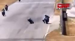 Enlace a En un torneo GP en Costa Rica un piloto se trepó a la moto de un rival y terminaron a las piñas