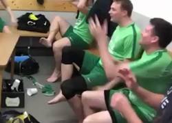 Enlace a El reto de los cabezazos no acabó como esperaban y acaban reventando el vestuario