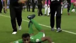 Enlace a Un portero de Arabia Saudi celebra la portería a 0 haciendo el gusano mientras recibe zapatos y botellas de los hinchas contrarios