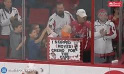 Enlace a Este pequeño fan con cancer se saltó la quimio para ir a ver a su equipo de hockey