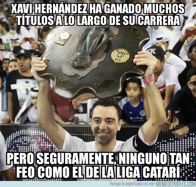 1070398 - Xavi se alza con el 'mamotreto' de la Liga de Qatar