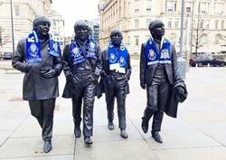Enlace a Las estatuas de Los Beatles en Liverpool con bufandas del porto es la mejor imagen de esta jornada de Champions