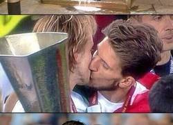 Enlace a Feliz dia internacional del beso